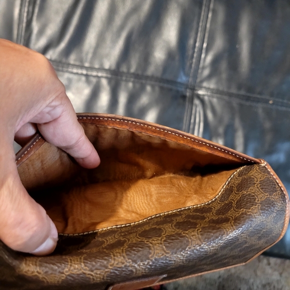 Good used condition Vintage Celine Triomphe Long Wallet with kisslock - Picture 5 of 16